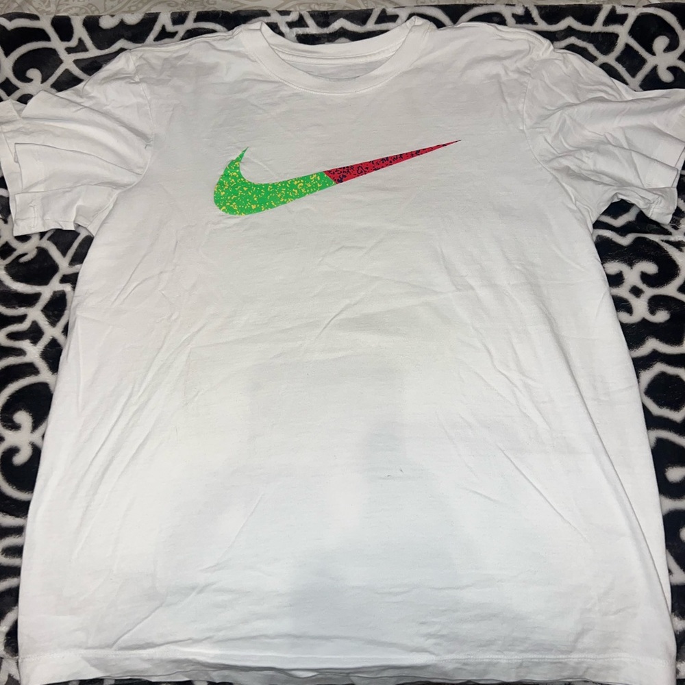 WHITE NIKE SHIRT W/ CHECK